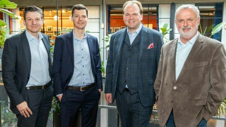 © SMATRICS (V.l.n.r.): Martin Wagner (Geschäftsführer Verbund Energy4Business GmbH), Gerald Ebner (Geschäftsführer Österreichisches Volkswohnungswerk, Gemeinnützige Ges.m.b.H.), Hauke Hinrichs (CEO Smatrics) und Peter Engert (Geschäftsführer Österreichische Gesellschaft für Nachhaltige Immobilienwirtschaft, ÖGNI)