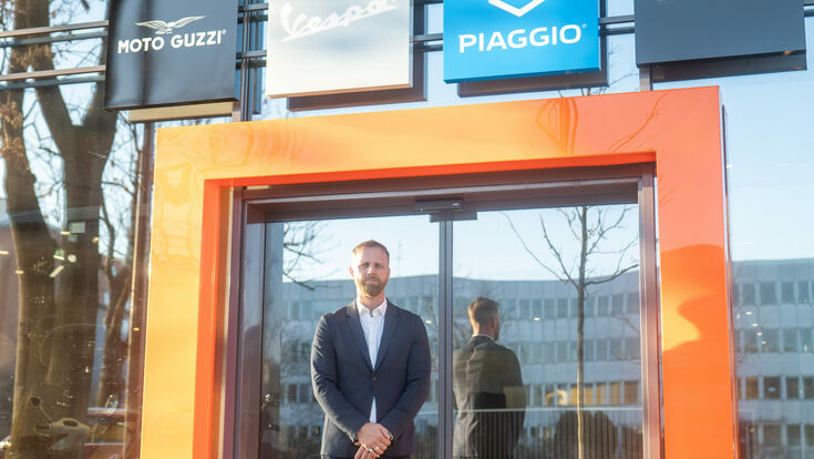 © Faber GmbH Einzelhandel-Geschäftsführer Mario Liebert vor dem neuen Faber Wien West-Store in der Hadikgasse in Wien-Penzing