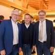 Gregor Faistauer (Geschäftsführer Bachchor Salzburg), Josef Roider (Geschäftsführer AutoFrey GmbH) und Franz Herzog (Dirigent) beim Ausklang des Abends (v.l.n.r.)