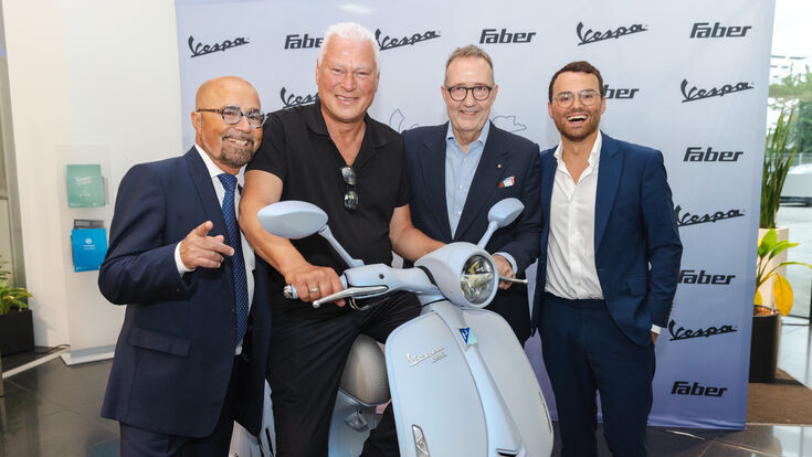 © Monika Fellner Luigi Barbaro sen.,Toni Polster, Josef Faber und Luigi
Barbaro jun. bei der exklusiven Vespa Snake Party.