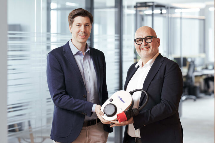 Marco Vitula, Geschäftsführer von VERBUND Energy4Customers und go-e CCO Christian Philipp