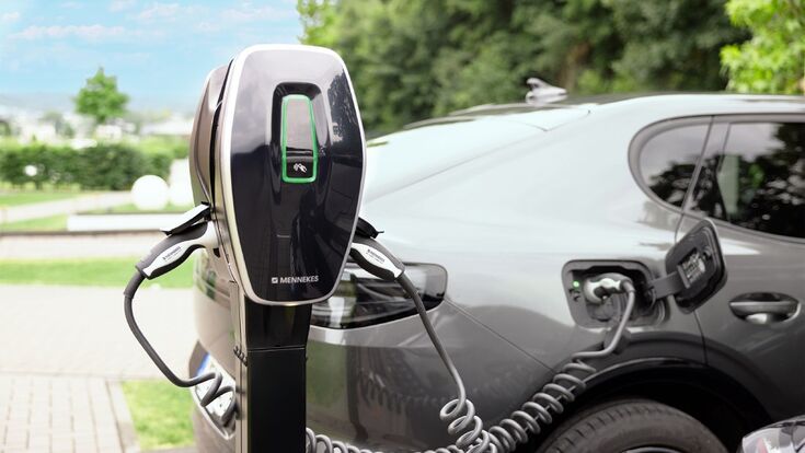 Die Steckdose am AMTRON® 4Business 700 ist seitlich positioniert