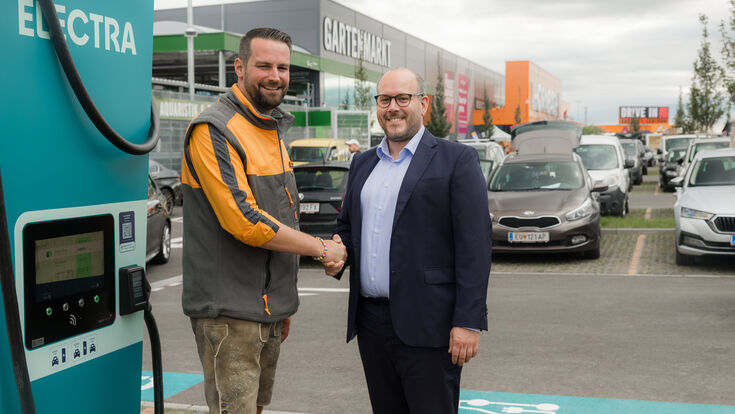 Hornbach-Österreich-Geschäftsführer Peter Eberdorfer mit Electra-Österreich-Geschäftsführer Sébastien Aldegué