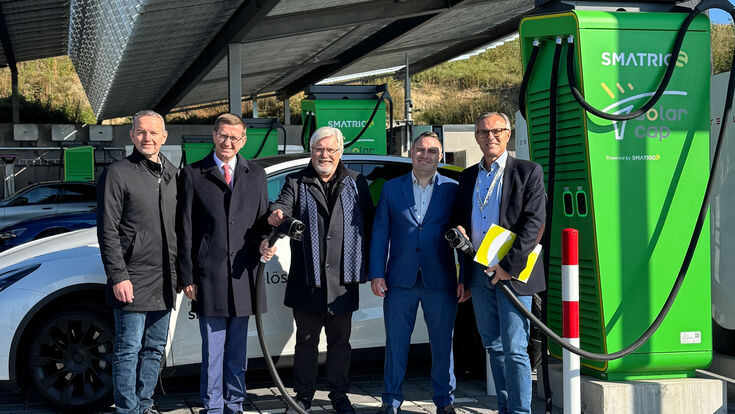 Eröffnung des Ladeparks in Meggenhofen mit Bürgermeister Heinz Oberndorfer, Landesrat Markus Achleitner, Solarcap-Geschäftsführer Gerhard und Peter Limberger sowie SMATRICS CSO Ronald Lausch.