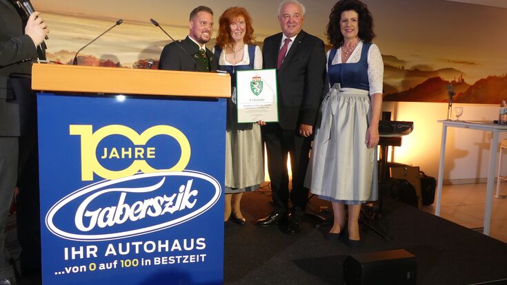 Verleihung des steirischen Landeswappens: (v.l.) Klubmann Marco Triller, Maria Gaberszik, Alt-Landeshauptmann Hermann Schützenhöfer, und Mag. Sonja Gaberszik