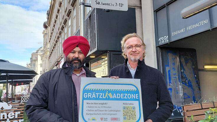 Gurdial Singh Bajwa, Obmann der Kleintransporteure in der Wirtschaftskammer Wien, und Martin Fabisch, Bezirksvorsteher der Josefstadt bei der neuen Grätzl-Ladezone in der Alser Straße 21