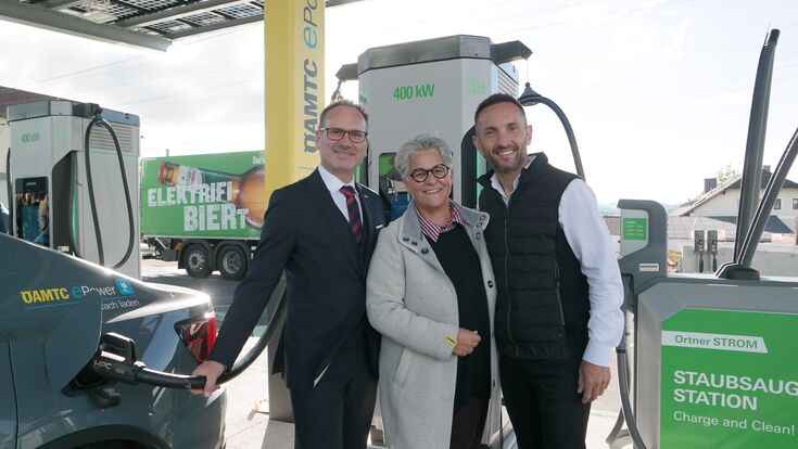 Harald Großauer, Geschäftsführer ÖAMTC Oberösterreich, Marcella Kral, Senior Manager B2B-Kooperationen-Elektromobilität ÖAMTC und Walter Kreisel, Gründer von neoom