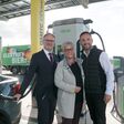 Harald Großauer, Geschäftsführer ÖAMTC Oberösterreich, Marcella Kral, Senior Manager B2B-Kooperationen-Elektromobilität ÖAMTC und Walter Kreisel, Gründer von neoom