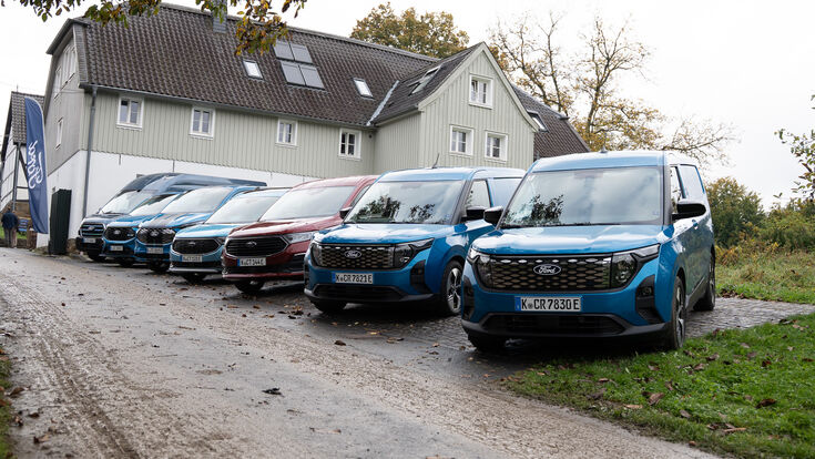Die gesamte elektrifizierte Transit Family stand parat.
