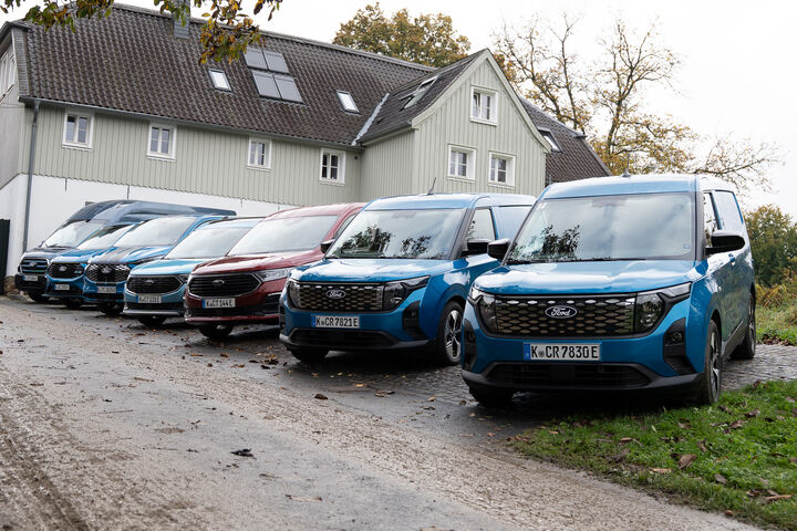 Die gesamte elektrifizierte Transit Family stand parat.