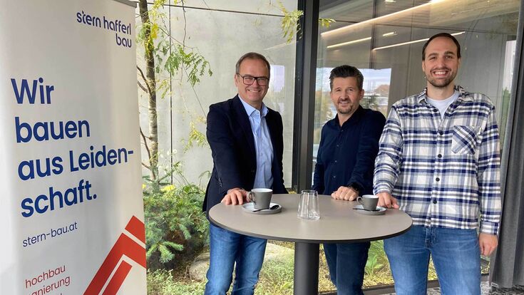 Markus Hilgarth, Geschäftsführer Stern & Hafferl Bau (links), Christian Puck, kaufmännischer Bereichsleiter Stern & Hafferl Bau (mitte)
und Bernhard Gruber Projektmanager Rosenberger Telematics (rechts)