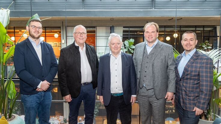 8. SMATRICS E-Mobility Talk (v.l.n.r.): Thomas Weiß, eMobility Consultant bei Daimler Truck Austria GmbH, Hubert Schlager, Geschäftsführer Schlager Transport, Stephan Schwarzer, Geschäftsführer eFuels Alliance, Hauke Hinrichs, CEO SMATRICS und Michal Kubinec, Head of Department OMV Retail Austria