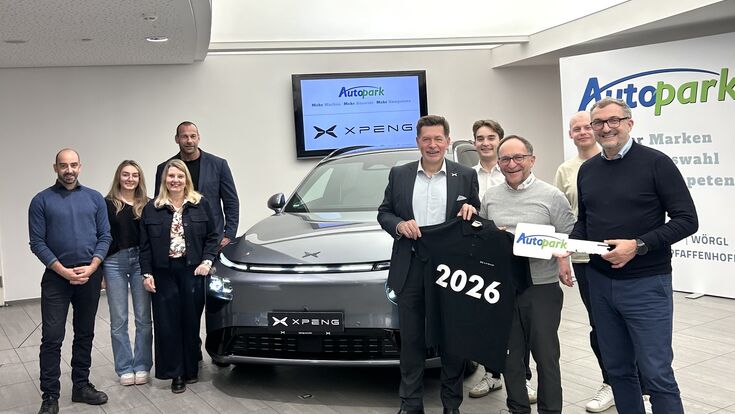 (v.l..: )Rene Heinrich, Viktoria Mayr, Sabina Hack-Wagner, Christian Steinbacher, Georg Staudinger, XPENG Österreich, Maximilian Mayr, Mag. Michael Mayr, Geschäftsführer & Inhaber Autopark GmbH, Julian Costa und Micha-Emanuel Hauser
