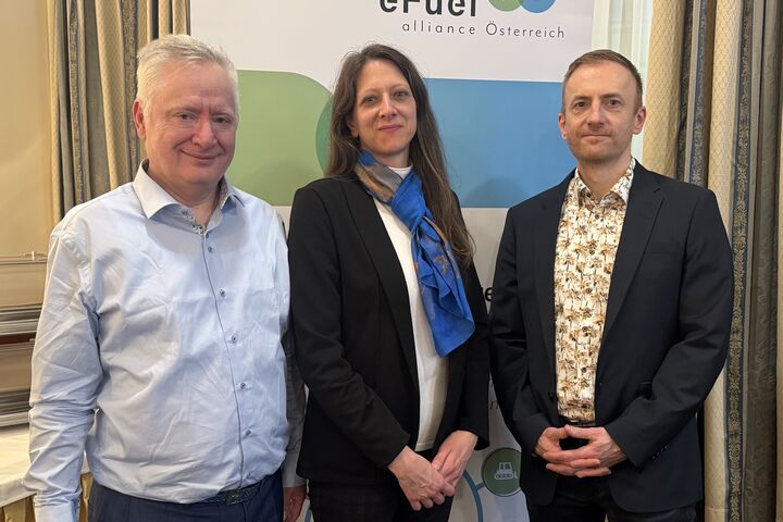 (v.l.): Von der eFuel Alliance Österreich Generalsekretär Stephan Schwarzer, Dora Szalay und Wirtschaftsanalyst Günther Oswald im Rahmen der Präsentation der Studie im Restaurant Wiener Wirtschaft