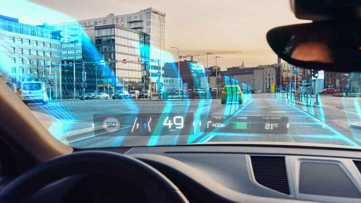 Geschwindigkeit, Navigationspfeile, Assistenzsystem-Warnungen – immer mehr Fahrzeuge projizieren wichtige Fahrinformationen direkt ins Sichtfeld der Fahrerinnen und Fahrer.