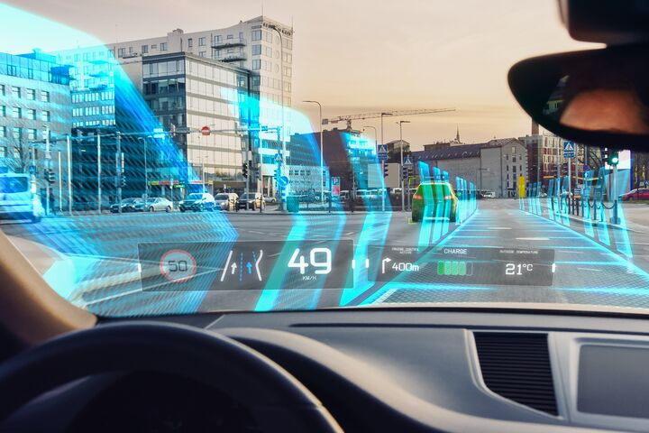 Geschwindigkeit, Navigationspfeile, Assistenzsystem-Warnungen – immer mehr Fahrzeuge projizieren wichtige Fahrinformationen direkt ins Sichtfeld der Fahrerinnen und Fahrer.