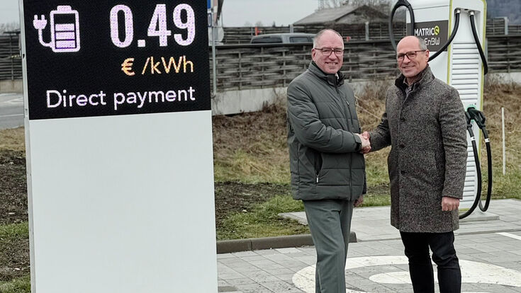 v.l.n.r.: Bürgermeister Alexander Stangassinger und SMATRICS EnBW CEO Thomas Landsbek beim neu eröffneten Ladepark in Hallein.