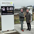 v.l.n.r.: Bürgermeister Alexander Stangassinger und SMATRICS EnBW CEO Thomas Landsbek beim neu eröffneten Ladepark in Hallein.