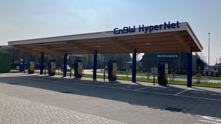 SMATRICS EnBW Schnellladepark in Trezzo sull’Adda, Italien, mit 16 Ladepunkten.