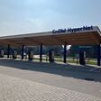 SMATRICS EnBW Schnellladepark in Trezzo sull’Adda, Italien, mit 16 Ladepunkten.