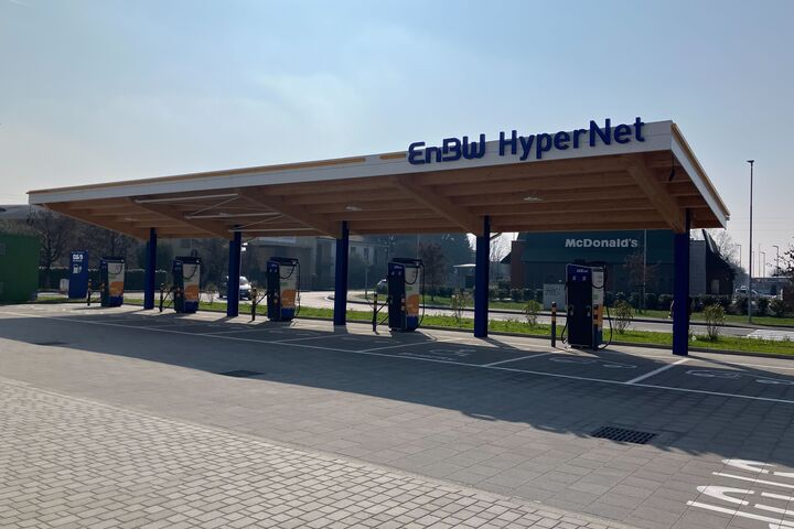 SMATRICS EnBW Schnellladepark in Trezzo sull’Adda, Italien, mit 16 Ladepunkten.