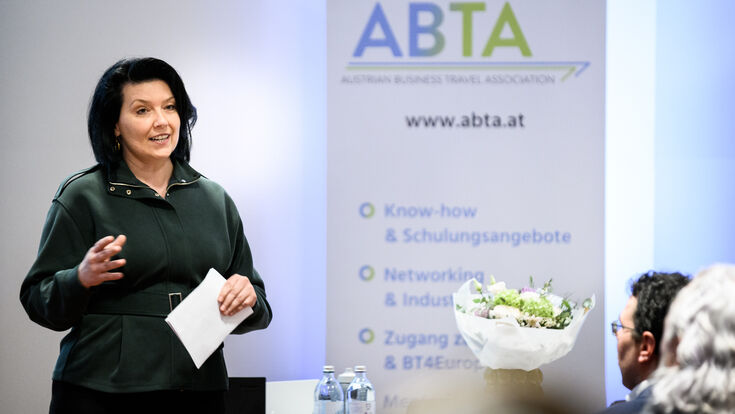 Die neue ABTA-Präsidentin Angela Lille bei ihrer Antrittsrede.