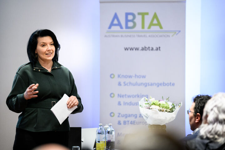 Die neue ABTA-Präsidentin Angela Lille bei ihrer Antrittsrede.