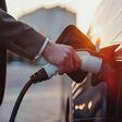 elektromobilität, ladestation, aufladen, zukunft, nachhaltig, umweltfreundlich, business mann, mann, laden, auto, elektrofahrzeug, elektroauto, kabel, energie, stadt, sauber, ladesäule, strom, straße, sonne, sonnenuntergang, sonnenlicht, sonnenaufgang, autofahren, beförderung, transport, automobil, automobile, strasse, detail, einfamilienhaus, haus, abend, feierabend, photovoltaik