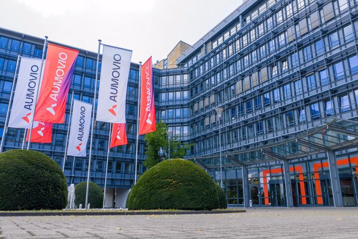 Im Geschäftsjahr 2025 lag der bereinigte Konzernumsatz bei 18,5 Milliarden Euro.