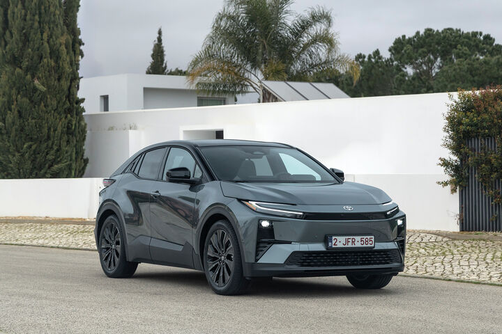 Schnittig, leistungsstark und praktisch, so geht der Toyota C-HR+ an den Start.