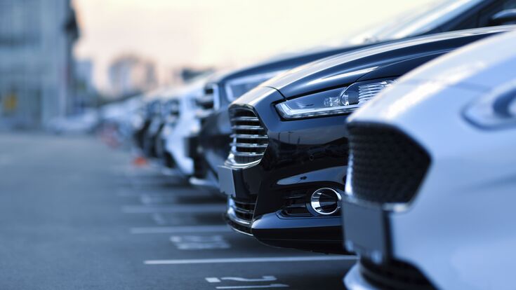 Über die Hälfte der befragten Unternehmen plant, in den kommenden zwei Jahren verstärkt auf elektrische Fahrzeuge umzusteigen.