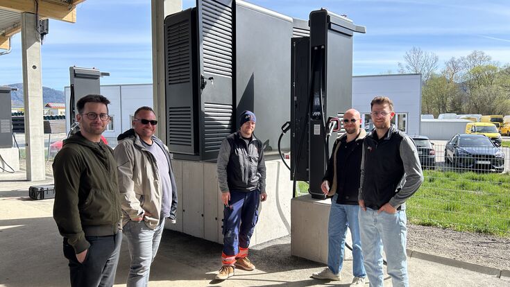 (V.l.): Florian und Mathias Breitfuss, Geschäftsführung Breitfuss Transport GmbH, mit Martin Hammerschmidt-Stöger, Alexander Schiller und Lukas Heinzelreither, da emobil GmbH, bei der Inbetriebnahme des neuen Ladeparks im April 2026.