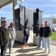(V.l.): Florian und Mathias Breitfuss, Geschäftsführung Breitfuss Transport GmbH, mit Martin Hammerschmidt-Stöger, Alexander Schiller und Lukas Heinzelreither, da emobil GmbH, bei der Inbetriebnahme des neuen Ladeparks im April 2026.