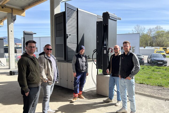 (V.l.): Florian und Mathias Breitfuss, Geschäftsführung Breitfuss Transport GmbH, mit Martin Hammerschmidt-Stöger, Alexander Schiller und Lukas Heinzelreither, da emobil GmbH, bei der Inbetriebnahme des neuen Ladeparks im April 2026.