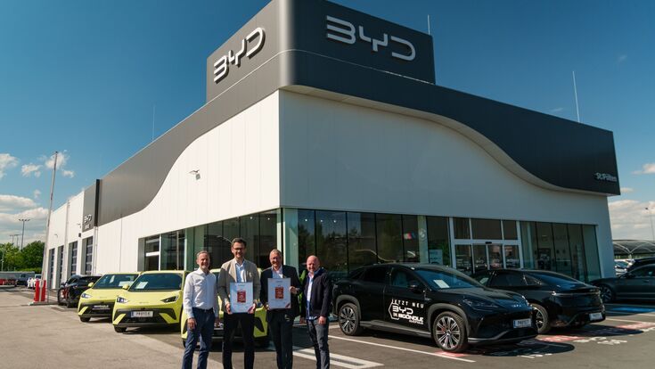 Prof. Dr. Beutelmeyer (2.v.r.) ?berreichte die beiden Urkunden im BYD Autohaus G?ndle in St. P?lten an BYD ?sterreich Managing Director Danijel Dzihic (2.v.l.), Head of Marketing Rene Petzner (l.) sowie Head of PR & Product Management Pascal Sperger.