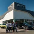 Prof. Dr. Beutelmeyer (2.v.r.) ?berreichte die beiden Urkunden im BYD Autohaus G?ndle in St. P?lten an BYD ?sterreich Managing Director Danijel Dzihic (2.v.l.), Head of Marketing Rene Petzner (l.) sowie Head of PR & Product Management Pascal Sperger.