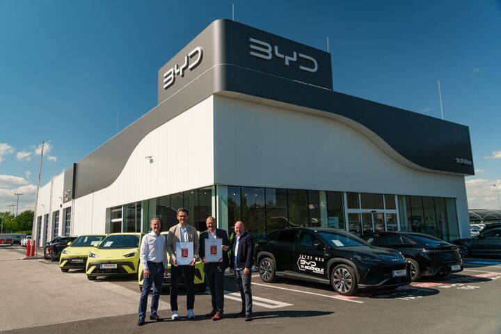 Prof. Dr. Beutelmeyer (2.v.r.) ?berreichte die beiden Urkunden im BYD Autohaus G?ndle in St. P?lten an BYD ?sterreich Managing Director Danijel Dzihic (2.v.l.), Head of Marketing Rene Petzner (l.) sowie Head of PR & Product Management Pascal Sperger.