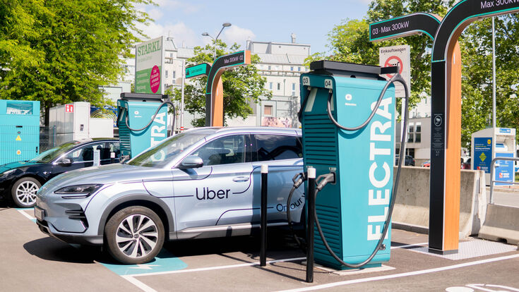 Electra und Uber starten Partnerschaft für ultraschnelles Laden von E-Fahrzeugen in Österreich.