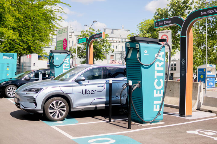 Electra und Uber starten Partnerschaft für ultraschnelles Laden von E-Fahrzeugen in Österreich.