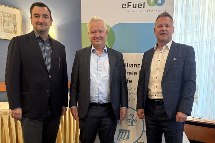 V.l.: Ralf Diemer, CEO der eFuel Alliance e.V.; Stephan Schwarzer, Generalsekretär der eFuel Alliance Österreich; Univ.-Prof. Dr.-Ing. Christian Trapp vom Institut für Thermodynamik und nachhaltige Antriebssysteme der TU Graz