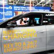 Mit E-Autos Geld verdienen und die Netze entlasten.