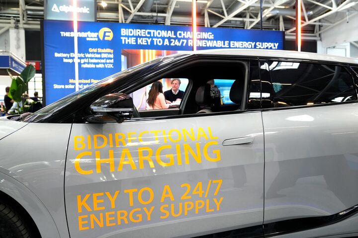 Mit E-Autos Geld verdienen und die Netze entlasten.