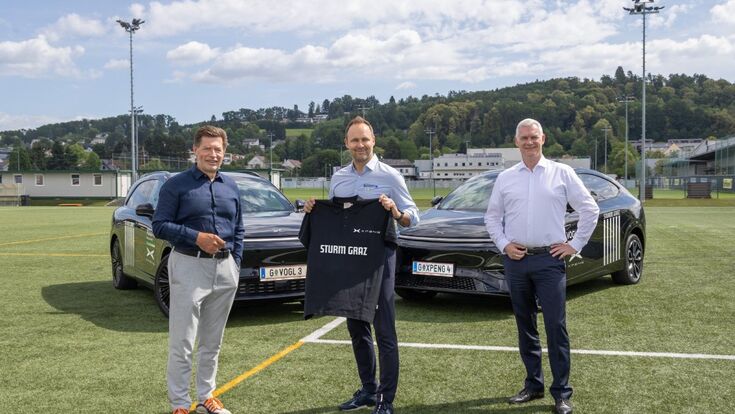 Georg Staudinger, Country Manager von XPENG Österreich; Thomas Tebbich, Geschäftsführer SK Sturm Graz; René Pardon, Geschäftsführer Vogl+Co