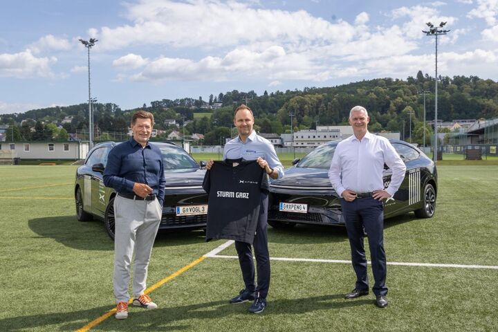 Georg Staudinger, Country Manager von XPENG Österreich; Thomas Tebbich, Geschäftsführer SK Sturm Graz; René Pardon, Geschäftsführer Vogl+Co
