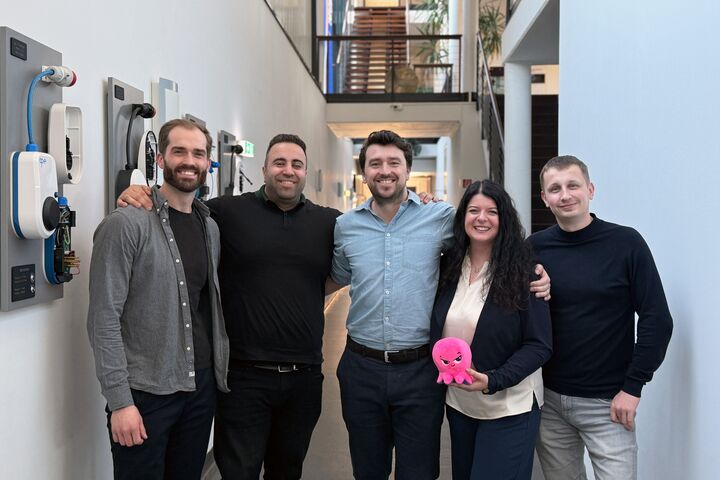 Von links nach rechts: Andreas Wallén, Erik Yesayan (beide go-e), Nick Verhoeven (Kraken), Susanne Palli (go-e), Stanislav Remezov (Kraken)