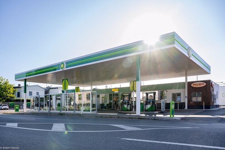 bp schließt Vereinbarung zum Verkauf des österreichischen Tankstellen- und E-Ladegeschäfts.